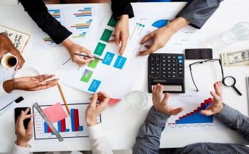 Maliyet Muhasebesi Nedir? İşletmelerin faaliyetlerini sürdürebilmesi, üretim süreçlerini planlayabilmesi ve finansal kaynaklarını verimli kullanabilmesi için maliyetlerini doğru şekilde hesaplaması gerekiyor. Üretimden satışa, iş gücünden ham madde kullanımına kadar birçok unsur işletmelerin toplam giderlerini etkiliyor. Bu giderlerin belirlenmesi ve değerlendirilmesi, işletmelerin fiyatlandırma politikalarından kârlılık analizlerine kadar pek çok kararında önemli rol oynuyor. Bu noktada maliyet muhasebesi, işletmelerin maliyetlerini sistemli biçimde takip etmesini sağlayan temel muhasebe alanlarından biri olarak öne çıkıyor. Konulu bir haber görseli.