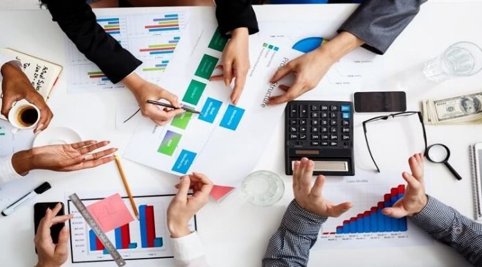 Maliyet Muhasebesi Nedir? İşletmelerin faaliyetlerini sürdürebilmesi, üretim süreçlerini planlayabilmesi ve finansal kaynaklarını verimli kullanabilmesi için maliyetlerini doğru şekilde hesaplaması gerekiyor. Üretimden satışa, iş gücünden ham madde kullanımına kadar birçok unsur işletmelerin toplam giderlerini etkiliyor. Bu giderlerin belirlenmesi ve değerlendirilmesi, işletmelerin fiyatlandırma politikalarından kârlılık analizlerine kadar pek çok kararında önemli rol oynuyor. Bu noktada maliyet muhasebesi, işletmelerin maliyetlerini sistemli biçimde takip etmesini sağlayan temel muhasebe alanlarından biri olarak öne çıkıyor. Konulu bir haber görseli.