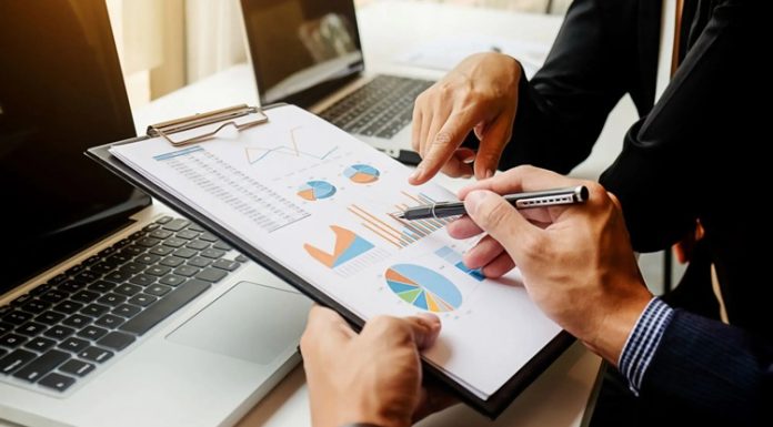 Muhasebe Denetiminin Önemi İşletmelerin finansal faaliyetlerini doğru şekilde yönetebilmesi, mali kayıtların güvenilir olmasına ve gerçekleştirilen işlemlerin düzenli biçimde kontrol edilmesine bağlı bulunuyor. Gelirlerin, giderlerin, borçların, alacakların ve diğer finansal hareketlerin doğru kaydedilmesi, işletmenin gerçek mali durumunun anlaşılmasını sağlıyor. Bu kayıtların doğruluğunu değerlendirmek ve olası hataları belirlemek amacıyla gerçekleştirilen muhasebe denetimi, işletmelerin mali yönetim süreçlerinde önemli bir yer tutuyor. Konulu bir haber görseli.