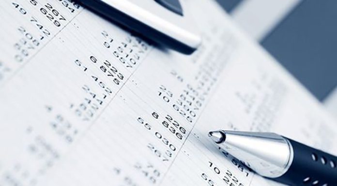 Muhasebe Kayıtları Nasıl Yapılır? İşletmelerin mali durumlarını takip edebilmesi, gelir ve giderlerini kontrol altında tutabilmesi ve yasal yükümlülüklerini yerine getirebilmesi için muhasebe kayıtlarının düzenli biçimde tutulması gerekiyor. Satış işlemleri, mal ve hizmet alımları, banka hareketleri, tahsilatlar ve ödemeler gibi pek çok işlem, işletmenin mali kayıtlarını oluşturuyor. Bu işlemlerin doğru şekilde kaydedilmesi, finansal bilgilerin güvenilir olmasını ve işletme faaliyetlerinin daha kolay takip edilmesini sağlıyor. Konulu bir haber görseli.