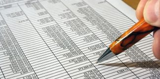 İşletmelerin mali faaliyetlerini düzenli biçimde takip etmesi, gelir ve giderlerini doğru şekilde kaydetmesi ve finansal durumlarını değerlendirmesi, sürdürülebilir bir yönetim anlayışının temel unsurları arasında yer alıyor. Bu süreçte önemli bir rol üstlenen muhasebe, işletmelerin ve diğer ekonomik birimlerin mali işlemlerini kaydeden, sınıflandıran, özetleyen ve ilgili kişilere anlamlı bilgiler sunan bir sistem olarak tanımlanıyor. Muhasebe sayesinde işletmelerin varlıkları, borçları, gelirleri ve giderleri belirli bir düzen içerisinde izlenebiliyor. Konulu bir haber görseli.