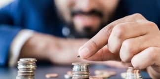 Öz Kaynak Finansmanı Nedir? Şirketlerin faaliyetlerini sürdürmesi, büyüme hedeflerine ulaşması ve yeni yatırımlar gerçekleştirmesi için yeterli mali kaynağa sahip olması gerekiyor. İşletmeler ihtiyaç duydukları finansmanı banka kredileri, ticari borçlar, yatırımcı katkıları veya kendi sermayeleri aracılığıyla sağlayabiliyor. Bu seçenekler arasında yer alan öz kaynak finansmanı, şirketin sahipleri tarafından sağlanan sermayenin veya işletmenin faaliyetlerinden elde ettiği kazançların finansman amacıyla kullanılmasını ifade ediyor. Özellikle uzun vadeli büyüme planlarında bu yöntem, işletmelerin mali yapısını güçlendiren önemli kaynaklardan biri olarak öne çıkıyor. Konulu bir haber görseli.