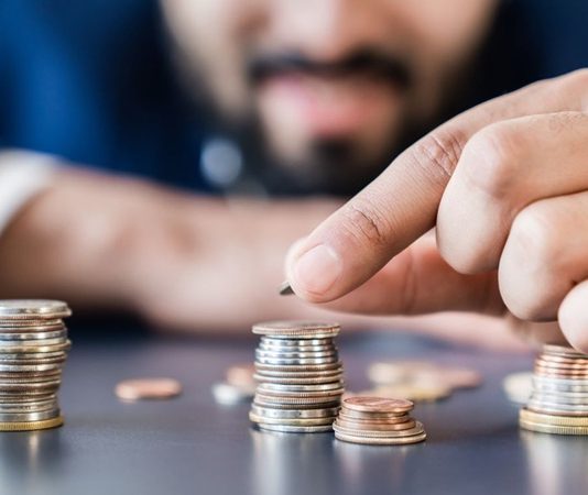 Şirketlerin faaliyetlerini sürdürmesi, büyüme hedeflerine ulaşması ve yeni yatırımlar gerçekleştirmesi için yeterli mali kaynağa sahip olması gerekiyor. İşletmeler ihtiyaç duydukları finansmanı banka kredileri, ticari borçlar, yatırımcı katkıları veya kendi sermayeleri aracılığıyla sağlayabiliyor. Bu seçenekler arasında yer alan öz kaynak finansmanı, şirketin sahipleri tarafından sağlanan sermayenin veya işletmenin faaliyetlerinden elde ettiği kazançların finansman amacıyla kullanılmasını ifade ediyor. Özellikle uzun vadeli büyüme planlarında bu yöntem, işletmelerin mali yapısını güçlendiren önemli kaynaklardan biri olarak öne çıkıyor. Konulu bir haber görseli.