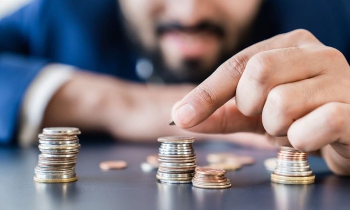 Öz Kaynak Finansmanı Nedir Şirketlerin faaliyetlerini sürdürmesi, büyüme hedeflerine ulaşması ve yeni yatırımlar gerçekleştirmesi için yeterli mali kaynağa sahip olması gerekiyor. İşletmeler ihtiyaç duydukları finansmanı banka kredileri, ticari borçlar, yatırımcı katkıları veya kendi sermayeleri aracılığıyla sağlayabiliyor. Bu seçenekler arasında yer alan öz kaynak finansmanı, şirketin sahipleri tarafından sağlanan sermayenin veya işletmenin faaliyetlerinden elde ettiği kazançların finansman amacıyla kullanılmasını ifade ediyor. Özellikle uzun vadeli büyüme planlarında bu yöntem, işletmelerin mali yapısını güçlendiren önemli kaynaklardan biri olarak öne çıkıyor. Konulu bir haber görseli.