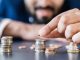 Öz Kaynak Finansmanı Nedir? Şirketlerin faaliyetlerini sürdürmesi, büyüme hedeflerine ulaşması ve yeni yatırımlar gerçekleştirmesi için yeterli mali kaynağa sahip olması gerekiyor. İşletmeler ihtiyaç duydukları finansmanı banka kredileri, ticari borçlar, yatırımcı katkıları veya kendi sermayeleri aracılığıyla sağlayabiliyor. Bu seçenekler arasında yer alan öz kaynak finansmanı, şirketin sahipleri tarafından sağlanan sermayenin veya işletmenin faaliyetlerinden elde ettiği kazançların finansman amacıyla kullanılmasını ifade ediyor. Özellikle uzun vadeli büyüme planlarında bu yöntem, işletmelerin mali yapısını güçlendiren önemli kaynaklardan biri olarak öne çıkıyor. Konulu bir haber görseli.