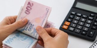 Özel Tüketim Vergisi Nedir? Türkiye’de belirli mal gruplarının üretimi, ithalatı veya satışı üzerinden alınan Özel Tüketim Vergisi (ÖTV), vergi sisteminin önemli unsurları arasında yer alıyor. Akaryakıt, motorlu taşıtlar, tütün ürünleri, alkollü içecekler ve bazı dayanıklı tüketim malları gibi farklı ürün gruplarında uygulanan bu vergi, ürünlerin nihai fiyatlarını doğrudan etkileyebiliyor. Tüketiciler çoğunlukla ÖTV ile alışveriş sırasında karşılaşırken işletmeler de verginin hesaplanması, beyan edilmesi ve ödenmesi süreçlerinde çeşitli yükümlülükler üstleniyor. Konulu bir haber görseli.