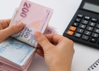 Türkiye’de belirli mal gruplarının üretimi, ithalatı veya satışı üzerinden alınan Özel Tüketim Vergisi (ÖTV), vergi sisteminin önemli unsurları arasında yer alıyor. Akaryakıt, motorlu taşıtlar, tütün ürünleri, alkollü içecekler ve bazı dayanıklı tüketim malları gibi farklı ürün gruplarında uygulanan bu vergi, ürünlerin nihai fiyatlarını doğrudan etkileyebiliyor. Tüketiciler çoğunlukla ÖTV ile alışveriş sırasında karşılaşırken işletmeler de verginin hesaplanması, beyan edilmesi ve ödenmesi süreçlerinde çeşitli yükümlülükler üstleniyor. Konulu bir haber görseli.