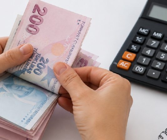 Özel Tüketim Vergisi Nedir? Türkiye’de belirli mal gruplarının üretimi, ithalatı veya satışı üzerinden alınan Özel Tüketim Vergisi (ÖTV), vergi sisteminin önemli unsurları arasında yer alıyor. Akaryakıt, motorlu taşıtlar, tütün ürünleri, alkollü içecekler ve bazı dayanıklı tüketim malları gibi farklı ürün gruplarında uygulanan bu vergi, ürünlerin nihai fiyatlarını doğrudan etkileyebiliyor. Tüketiciler çoğunlukla ÖTV ile alışveriş sırasında karşılaşırken işletmeler de verginin hesaplanması, beyan edilmesi ve ödenmesi süreçlerinde çeşitli yükümlülükler üstleniyor. Konulu bir haber görseli.