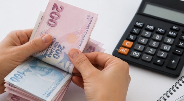 Özel Tüketim Vergisi Nedir? Türkiye’de belirli mal gruplarının üretimi, ithalatı veya satışı üzerinden alınan Özel Tüketim Vergisi (ÖTV), vergi sisteminin önemli unsurları arasında yer alıyor. Akaryakıt, motorlu taşıtlar, tütün ürünleri, alkollü içecekler ve bazı dayanıklı tüketim malları gibi farklı ürün gruplarında uygulanan bu vergi, ürünlerin nihai fiyatlarını doğrudan etkileyebiliyor. Tüketiciler çoğunlukla ÖTV ile alışveriş sırasında karşılaşırken işletmeler de verginin hesaplanması, beyan edilmesi ve ödenmesi süreçlerinde çeşitli yükümlülükler üstleniyor. Konulu bir haber görseli.