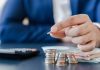 Şirketlerde Borç Yönetimi Şirketlerin faaliyetlerini sürdürebilmesi, yatırımlarını gerçekleştirebilmesi ve finansal hedeflerine ulaşabilmesi için borçlarını planlı şekilde yönetmesi gerekiyor. İşletmeler, üretim giderlerini karşılamak, yeni ekipman satın almak, işletme sermayesi ihtiyacını gidermek veya büyüme projelerini finanse etmek amacıyla farklı kaynaklardan borçlanabiliyor. Ancak borçların vadesi, faiz maliyeti ve geri ödeme koşulları doğru değerlendirilmediğinde şirketlerin nakit akışı üzerinde baskı oluşabiliyor. Bu nedenle şirketlerde borç yönetimi, finansal sürdürülebilirliği destekleyen temel yönetim süreçleri arasında yer alıyor. Konulu bir haber görseli.