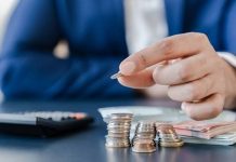 Şirketlerde Borç Yönetimi Şirketlerin faaliyetlerini sürdürebilmesi, yatırımlarını gerçekleştirebilmesi ve finansal hedeflerine ulaşabilmesi için borçlarını planlı şekilde yönetmesi gerekiyor. İşletmeler, üretim giderlerini karşılamak, yeni ekipman satın almak, işletme sermayesi ihtiyacını gidermek veya büyüme projelerini finanse etmek amacıyla farklı kaynaklardan borçlanabiliyor. Ancak borçların vadesi, faiz maliyeti ve geri ödeme koşulları doğru değerlendirilmediğinde şirketlerin nakit akışı üzerinde baskı oluşabiliyor. Bu nedenle şirketlerde borç yönetimi, finansal sürdürülebilirliği destekleyen temel yönetim süreçleri arasında yer alıyor. Konulu bir haber görseli.