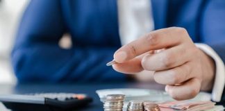 Şirketlerde Borç Yönetimi Şirketlerin faaliyetlerini sürdürebilmesi, yatırımlarını gerçekleştirebilmesi ve finansal hedeflerine ulaşabilmesi için borçlarını planlı şekilde yönetmesi gerekiyor. İşletmeler, üretim giderlerini karşılamak, yeni ekipman satın almak, işletme sermayesi ihtiyacını gidermek veya büyüme projelerini finanse etmek amacıyla farklı kaynaklardan borçlanabiliyor. Ancak borçların vadesi, faiz maliyeti ve geri ödeme koşulları doğru değerlendirilmediğinde şirketlerin nakit akışı üzerinde baskı oluşabiliyor. Bu nedenle şirketlerde borç yönetimi, finansal sürdürülebilirliği destekleyen temel yönetim süreçleri arasında yer alıyor. Konulu bir haber görseli.