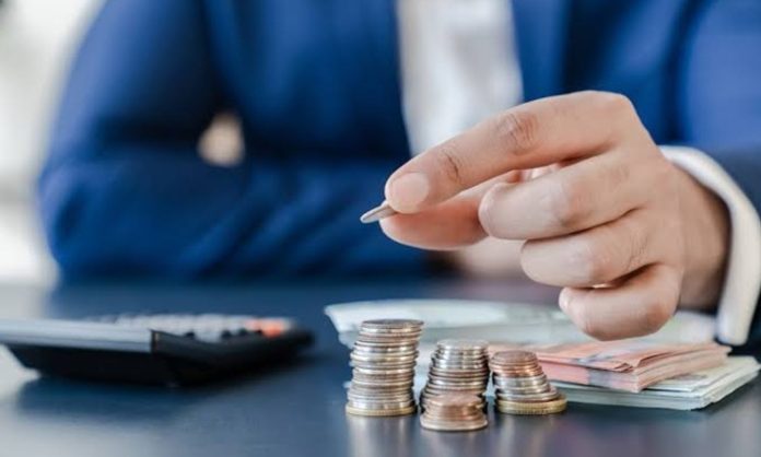 Şirketlerde Borç Yönetim Şirketlerin faaliyetlerini sürdürebilmesi, yatırımlarını gerçekleştirebilmesi ve finansal hedeflerine ulaşabilmesi için borçlarını planlı şekilde yönetmesi gerekiyor. İşletmeler, üretim giderlerini karşılamak, yeni ekipman satın almak, işletme sermayesi ihtiyacını gidermek veya büyüme projelerini finanse etmek amacıyla farklı kaynaklardan borçlanabiliyor. Ancak borçların vadesi, faiz maliyeti ve geri ödeme koşulları doğru değerlendirilmediğinde şirketlerin nakit akışı üzerinde baskı oluşabiliyor. Bu nedenle şirketlerde borç yönetimi, finansal sürdürülebilirliği destekleyen temel yönetim süreçleri arasında yer alıyor. Konulu bir haber görseli.