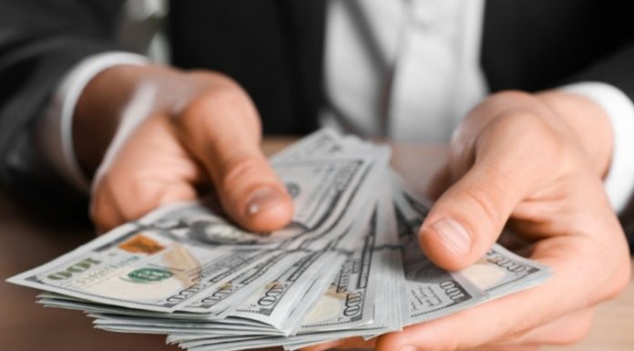 Şirketlerde Bütçe Yönetimi Şirketlerin finansal kaynaklarını verimli kullanması, giderlerini kontrol altında tutması ve büyüme hedeflerine ulaşabilmesi için planlı bir mali yönetim anlayışına ihtiyaç duyuluyor. Gelirlerin tahmin edilmesi, harcamaların önceliklendirilmesi ve yatırım kararlarının mevcut kaynaklarla uyumlu biçimde alınması, işletmelerin finansal sürdürülebilirliği açısından önem taşıyor. Bu noktada şirketlerde bütçe yönetimi, mali kaynakların belirli hedefler doğrultusunda planlanmasını ve gerçekleşen sonuçların düzenli olarak değerlendirilmesini sağlayan temel yönetim süreçlerinden biri olarak öne çıkıyor. Konulu bir haber görseli.