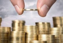 Şirketlerin mali kaynaklarını verimli kullanması, giderlerini yönetmesi ve finansal hedeflerine ulaşması için finansal kontrol süreçleri önemli bir rol oynuyor. İşletmelerin gelir ve giderlerini düzenli olarak takip etmesi, bütçe hedefleriyle gerçekleşen sonuçları karşılaştırması ve finansal riskleri erken aşamada belirlemesi, sürdürülebilir bir yönetim yapısının oluşturulmasına katkı sağlıyor. Özellikle rekabetin yoğun olduğu sektörlerde finansal kaynakların doğru yönetilmesi, şirketlerin faaliyetlerini kesintisiz sürdürmesi açısından önem taşıyor. Konulu bir haber görseli.