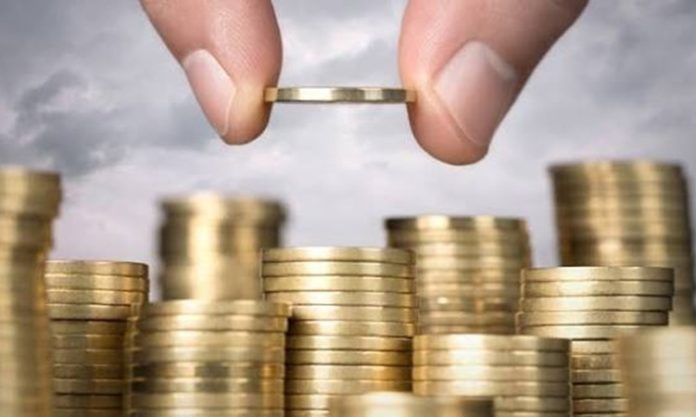 Şirketlerde Finansal Kontrol Şirketlerin mali kaynaklarını verimli kullanması, giderlerini yönetmesi ve finansal hedeflerine ulaşması için finansal kontrol süreçleri önemli bir rol oynuyor. İşletmelerin gelir ve giderlerini düzenli olarak takip etmesi, bütçe hedefleriyle gerçekleşen sonuçları karşılaştırması ve finansal riskleri erken aşamada belirlemesi, sürdürülebilir bir yönetim yapısının oluşturulmasına katkı sağlıyor. Özellikle rekabetin yoğun olduğu sektörlerde finansal kaynakların doğru yönetilmesi, şirketlerin faaliyetlerini kesintisiz sürdürmesi açısından önem taşıyor. Konulu bir haber görseli.