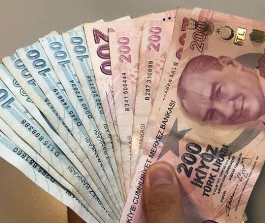 Şirketlerde Nakit Yönetimi Şirketlerin faaliyetlerini kesintisiz sürdürebilmesi, finansal yükümlülüklerini zamanında yerine getirebilmesi ve büyüme hedeflerine ulaşabilmesi için nakit kaynaklarını doğru yönetmesi gerekiyor. Satışlardan elde edilen gelirler, tedarikçilere yapılan ödemeler, personel giderleri, vergi yükümlülükleri ve yatırım harcamaları, işletmelerin günlük nakit hareketlerini doğrudan etkiliyor. Bu nedenle şirketlerde nakit yönetimi, finansal sürdürülebilirliğin korunması ve işletme kaynaklarının verimli kullanılması açısından önemli bir yönetim alanı olarak öne çıkıyor. Konulu bir haber görseli.
