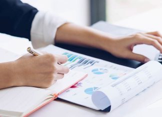 Stok Muhasebesi Nedir? İşletmelerin ticari faaliyetlerini düzenli biçimde sürdürebilmesi için sahip oldukları ürünleri, ham maddeleri ve diğer stok kalemlerini doğru şekilde takip etmesi gerekiyor. Satın alınan ürünlerin depoya girişi, üretimde kullanılan malzemeler, müşterilere yapılan satışlar ve dönem sonunda elde kalan ürünler, işletmenin mali durumunu doğrudan etkileyen unsurlar arasında bulunuyor. Bu hareketlerin muhasebe kayıtlarına doğru aktarılmasını sağlayan temel uygulamalardan biri stok muhasebesi olarak öne çıkıyor. Konulu bir haber görseli.