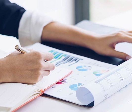 Stok Muhasebesi Nedir? İşletmelerin ticari faaliyetlerini düzenli biçimde sürdürebilmesi için sahip oldukları ürünleri, ham maddeleri ve diğer stok kalemlerini doğru şekilde takip etmesi gerekiyor. Satın alınan ürünlerin depoya girişi, üretimde kullanılan malzemeler, müşterilere yapılan satışlar ve dönem sonunda elde kalan ürünler, işletmenin mali durumunu doğrudan etkileyen unsurlar arasında bulunuyor. Bu hareketlerin muhasebe kayıtlarına doğru aktarılmasını sağlayan temel uygulamalardan biri stok muhasebesi olarak öne çıkıyor. Konulu bir haber görseli.