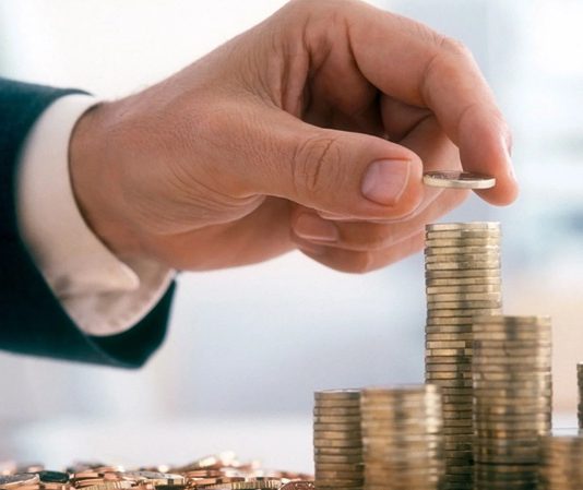 Vergi Dairesinin Görevleri Nelerdir? Vergi daireleri, Türkiye'de vergi sisteminin düzenli işlemesini sağlayan ve kamu gelirlerinin tahsil edilmesinde önemli rol üstlenen idari birimlerdir. Gerçek kişilerin ve işletmelerin vergiyle ilgili işlemlerinin yürütülmesi, mükellefiyet kayıtlarının oluşturulması, beyanların değerlendirilmesi ve tahsilat süreçlerinin takip edilmesi gibi birçok görev bu kurumların çalışma alanına girer. Vergi dairesi, vergi mevzuatının uygulanması ve mükelleflerin yasal yükümlülüklerini yerine getirmesi açısından kamu yönetiminin önemli bir parçasını oluşturur. Konulu bir haber görseli.