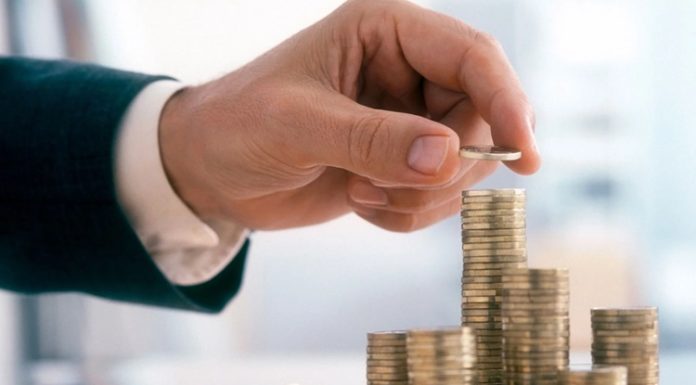 Vergi Dairesinin Görevleri Nelerdir? Vergi daireleri, Türkiye'de vergi sisteminin düzenli işlemesini sağlayan ve kamu gelirlerinin tahsil edilmesinde önemli rol üstlenen idari birimlerdir. Gerçek kişilerin ve işletmelerin vergiyle ilgili işlemlerinin yürütülmesi, mükellefiyet kayıtlarının oluşturulması, beyanların değerlendirilmesi ve tahsilat süreçlerinin takip edilmesi gibi birçok görev bu kurumların çalışma alanına girer. Vergi dairesi, vergi mevzuatının uygulanması ve mükelleflerin yasal yükümlülüklerini yerine getirmesi açısından kamu yönetiminin önemli bir parçasını oluşturur. Konulu bir haber görseli.