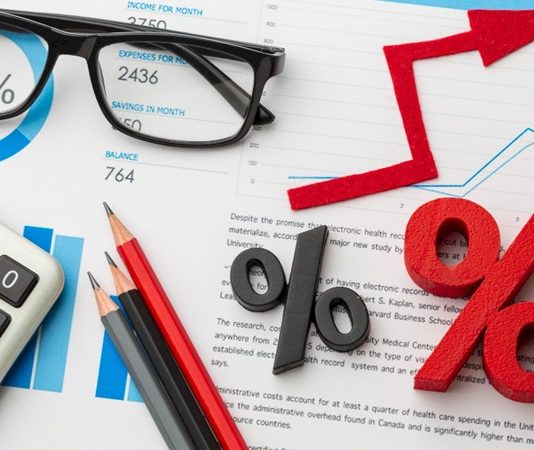 Vergi Denetimi Nedir? Vergi sistemi, kamu hizmetlerinin finansmanında kullanılan temel kaynaklardan biri olan vergi gelirlerinin düzenli ve mevzuata uygun şekilde toplanmasını amaçlıyor. Bu sürecin sağlıklı yürütülebilmesi için mükelleflerin vergi yükümlülüklerini doğru yerine getirip getirmediğinin incelenmesi önem taşıyor. Bu noktada vergi denetimi, kamu gelirlerinin korunması, vergi kayıp ve kaçaklarının önlenmesi ve vergi uygulamalarında mevzuata uygunluğun sağlanması açısından önemli bir işlev üstleniyor. Konulu bir haber görseli.