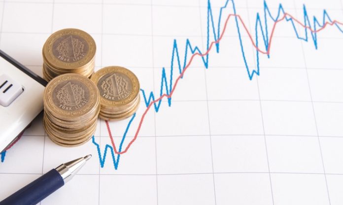 Vergi İncelemesi Nedir Vergi sisteminin düzenli işlemesi ve kamu gelirlerinin mevzuata uygun şekilde toplanması için mükelleflerin vergi yükümlülüklerini doğru biçimde yerine getirmesi gerekiyor. Bu sürecin kontrol edilmesinde önemli bir yere sahip olan vergi incelemesi, mükelleflerin vergiyle ilgili beyanlarının, defterlerinin ve belgelerinin ilgili mevzuat çerçevesinde değerlendirilmesini ifade ediyor. İncelemeler aracılığıyla ödenmesi gereken vergilerin doğru hesaplanıp hesaplanmadığı ve vergi yükümlülüklerine uygun hareket edilip edilmediği araştırılıyor. Konulu bir haber görseli.