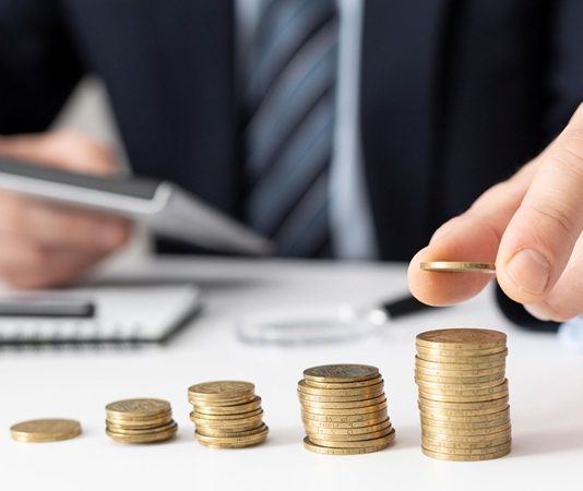Vergi Matrahı Nedir? Vergi hesaplamalarında temel unsurlardan biri olan vergi matrahı, bir kişi veya işletmenin ödemesi gereken verginin belirlenmesinde esas alınan tutarı ifade ediyor. Gelir vergisinden kurumlar vergisine, Katma Değer Vergisi’nden Özel Tüketim Vergisi’ne kadar farklı vergi türlerinde matrah kavramı önemli bir rol oynuyor. Verginin hangi tutar üzerinden hesaplanacağını belirleyen bu unsur, hem bireysel mükelleflerin hem de işletmelerin mali yükümlülüklerinin doğru şekilde belirlenmesine yardımcı oluyor. Konulu bir haber görseli.
