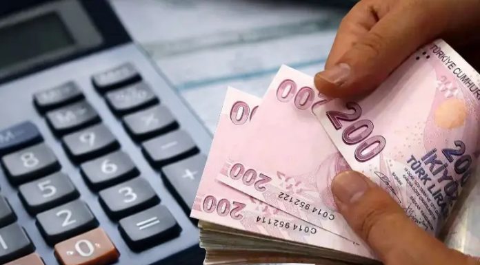 Vergi Mükellefi Kimdir? Türkiye’de vergi sistemi içerisinde yer alan kişi ve işletmelerin, faaliyetlerinin niteliğine göre çeşitli mali yükümlülükleri bulunuyor. Bu yükümlülüklerin kimler tarafından yerine getirileceğini belirleyen temel kavramlardan biri vergi mükellefi olarak öne çıkıyor. Gelir elde eden bireylerden ticari faaliyet yürüten işletmelere kadar farklı kişi ve kuruluşlar, ilgili mevzuatta belirtilen koşulları taşımaları halinde vergi mükellefi olabiliyor. Vergi mükellefiyetinin kapsamını bilmek, beyanname verme ve vergi ödeme süreçlerinin doğru yürütülmesi açısından önem taşıyor. Konulu bir haber görseli.