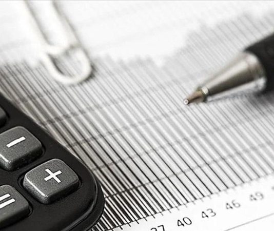 Vergi Planlaması Nedir? Vergi yükümlülüklerinin doğru şekilde yerine getirilmesi, bireylerin ve işletmelerin mali yönetiminde önemli bir yer tutuyor. Gelirlerin, giderlerin, yatırımların ve finansal işlemlerin vergi mevzuatına uygun biçimde değerlendirilmesi, mali kararların daha bilinçli alınmasına yardımcı olabiliyor. Bu süreçte öne çıkan vergi planlaması, mevcut vergi düzenlemelerini dikkate alarak mali faaliyetlerin önceden değerlendirilmesini ve yasal yükümlülüklerin doğru şekilde yönetilmesini ifade ediyor. Konulu bir haber görseli.