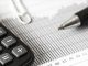 Vergi yükümlülüklerinin doğru şekilde yerine getirilmesi, bireylerin ve işletmelerin mali yönetiminde önemli bir yer tutuyor. Gelirlerin, giderlerin, yatırımların ve finansal işlemlerin vergi mevzuatına uygun biçimde değerlendirilmesi, mali kararların daha bilinçli alınmasına yardımcı olabiliyor. Bu süreçte öne çıkan vergi planlaması, mevcut vergi düzenlemelerini dikkate alarak mali faaliyetlerin önceden değerlendirilmesini ve yasal yükümlülüklerin doğru şekilde yönetilmesini ifade ediyor. Konulu bir haber görseli.