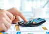 Vergi Türleri Nelerdir? Türkiye'de vergi sistemi, kamu hizmetlerinin finansmanından ekonomik faaliyetlerin düzenlenmesine kadar birçok alanda önemli bir rol oynuyor. Bireylerin gelir elde etmesi, işletmelerin kazanç sağlaması, mal ve hizmet satın alınması veya taşınmaz sahibi olunması gibi farklı durumlar çeşitli vergi yükümlülüklerini beraberinde getirebiliyor. Bu nedenle vergi türleri, hem vatandaşların hem de işletmelerin mali süreçlerini doğru yönetebilmesi açısından önem taşıyor. Konulu bir haber görseli.