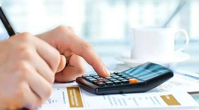 Türkiye'de vergi sistemi, kamu hizmetlerinin finansmanından ekonomik faaliyetlerin düzenlenmesine kadar birçok alanda önemli bir rol oynuyor. Bireylerin gelir elde etmesi, işletmelerin kazanç sağlaması, mal ve hizmet satın alınması veya taşınmaz sahibi olunması gibi farklı durumlar çeşitli vergi yükümlülüklerini beraberinde getirebiliyor. Bu nedenle vergi türleri, hem vatandaşların hem de işletmelerin mali süreçlerini doğru yönetebilmesi açısından önem taşıyor. Konulu bir haber görseli.