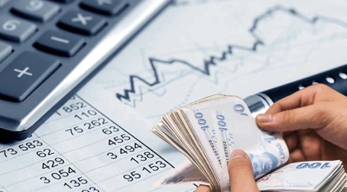 Vergi sisteminin düzenli ve sağlıklı biçimde işlemesi, yalnızca vergilerin belirlenmesi ve tahsil edilmesiyle sınırlı kalmıyor. Vergi işlemlerinin hangi kurallara göre yürütüleceği, mükelleflerin hangi yükümlülükleri yerine getireceği ve vergi idaresinin nasıl hareket edeceği de sistemin önemli parçaları arasında bulunuyor. Bu kapsamda vergi usulü, vergilendirme sürecinde uygulanacak kuralları ve idari işlemlerin temel esaslarını ifade ediyor. Türkiye'de vergi işlemlerine ilişkin temel düzenlemelerin başında Vergi Usul Kanunu geliyor. Konulu bir haber görseli.