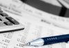 Vergi Uyumunun Önemi Nedir? Vergi sisteminin düzenli işlemesi, kamu hizmetlerinin finansmanının sağlanması ve ekonomik faaliyetlerin kayıt altında yürütülmesi açısından vergi yükümlülüklerinin doğru şekilde yerine getirilmesi büyük önem taşıyor. Bireylerin ve işletmelerin vergi mevzuatına uygun hareket etmesi, bu sürecin temel unsurlarından biri olarak öne çıkıyor. Vergi uyumu, mükelleflerin beyanname verme, kayıt tutma, belge düzenleme ve vergi ödeme gibi sorumluluklarını ilgili mevzuat çerçevesinde yerine getirmesini ifade ediyor. Konulu bir haber görseli.