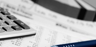 Vergi Uyumunun Önemi Nedir? Vergi sisteminin düzenli işlemesi, kamu hizmetlerinin finansmanının sağlanması ve ekonomik faaliyetlerin kayıt altında yürütülmesi açısından vergi yükümlülüklerinin doğru şekilde yerine getirilmesi büyük önem taşıyor. Bireylerin ve işletmelerin vergi mevzuatına uygun hareket etmesi, bu sürecin temel unsurlarından biri olarak öne çıkıyor. Vergi uyumu, mükelleflerin beyanname verme, kayıt tutma, belge düzenleme ve vergi ödeme gibi sorumluluklarını ilgili mevzuat çerçevesinde yerine getirmesini ifade ediyor. Konulu bir haber görseli.