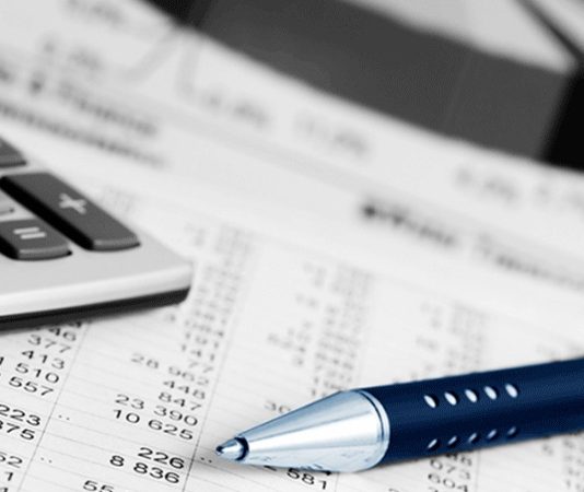 Vergi Uyumunun Önemi Nedir? Vergi sisteminin düzenli işlemesi, kamu hizmetlerinin finansmanının sağlanması ve ekonomik faaliyetlerin kayıt altında yürütülmesi açısından vergi yükümlülüklerinin doğru şekilde yerine getirilmesi büyük önem taşıyor. Bireylerin ve işletmelerin vergi mevzuatına uygun hareket etmesi, bu sürecin temel unsurlarından biri olarak öne çıkıyor. Vergi uyumu, mükelleflerin beyanname verme, kayıt tutma, belge düzenleme ve vergi ödeme gibi sorumluluklarını ilgili mevzuat çerçevesinde yerine getirmesini ifade ediyor. Konulu bir haber görseli.