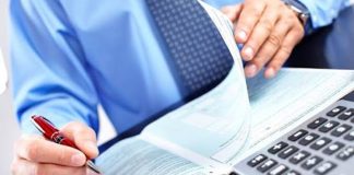 YMM Hizmetlerinde Belge ve Kayıt Düzeni İşletmelerin mali süreçlerini doğru yönetebilmesi, vergi yükümlülüklerini zamanında yerine getirmesi ve finansal bilgilerini güvenilir şekilde sunabilmesi için belge ve kayıt düzeninin sağlıklı biçimde oluşturulması gerekiyor. Faturalar, sözleşmeler, banka hareketleri, muhasebe kayıtları ve mali tablolar, şirketlerin faaliyetlerini belgeleyen temel unsurlar arasında bulunuyor. Bu belgelerin eksiksiz hazırlanması, doğru şekilde saklanması ve gerektiğinde erişilebilir olması, Yeminli Mali Müşavir (YMM) hizmetlerinin yürütülmesinde de önemli bir yer tutuyor. Konulu bir haber görseli.