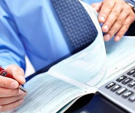 YMM Hizmetlerinde Belge ve Kayıt Düzeni İşletmelerin mali süreçlerini doğru yönetebilmesi, vergi yükümlülüklerini zamanında yerine getirmesi ve finansal bilgilerini güvenilir şekilde sunabilmesi için belge ve kayıt düzeninin sağlıklı biçimde oluşturulması gerekiyor. Faturalar, sözleşmeler, banka hareketleri, muhasebe kayıtları ve mali tablolar, şirketlerin faaliyetlerini belgeleyen temel unsurlar arasında bulunuyor. Bu belgelerin eksiksiz hazırlanması, doğru şekilde saklanması ve gerektiğinde erişilebilir olması, Yeminli Mali Müşavir (YMM) hizmetlerinin yürütülmesinde de önemli bir yer tutuyor. Konulu bir haber görseli.