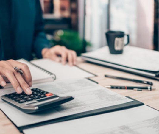YMM Mesleğinin Sorumlulukları Şirketlerin mali süreçlerinin doğru yürütülmesi, vergi yükümlülüklerinin yerine getirilmesi ve finansal kayıtların mevzuata uygun biçimde değerlendirilmesi, iş dünyasında uzmanlık gerektiren konular arasında yer alıyor. Bu süreçlerde görev alan Yeminli Mali Müşavir (YMM), işletmelerin mali tablolarını ve vergiyle ilgili işlemlerini belirli standartlar çerçevesinde inceleyerek tasdik hizmetleri sunuyor. YMM mesleği, sahip olduğu yetkiler ve üstlendiği sorumluluklar nedeniyle finansal güvenilirlik ve vergi uygulamaları açısından önemli bir konumda bulunuyor. Konulu bir haber görseli.