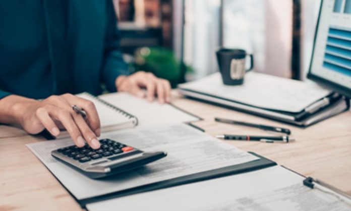 YMM Mesleğinin Sorumlulukları Şirketlerin mali süreçlerinin doğru yürütülmesi, vergi yükümlülüklerinin yerine getirilmesi ve finansal kayıtların mevzuata uygun biçimde değerlendirilmesi, iş dünyasında uzmanlık gerektiren konular arasında yer alıyor. Bu süreçlerde görev alan Yeminli Mali Müşavir (YMM), işletmelerin mali tablolarını ve vergiyle ilgili işlemlerini belirli standartlar çerçevesinde inceleyerek tasdik hizmetleri sunuyor. YMM mesleği, sahip olduğu yetkiler ve üstlendiği sorumluluklar nedeniyle finansal güvenilirlik ve vergi uygulamaları açısından önemli bir konumda bulunuyor. Konulu bir haber görseli.