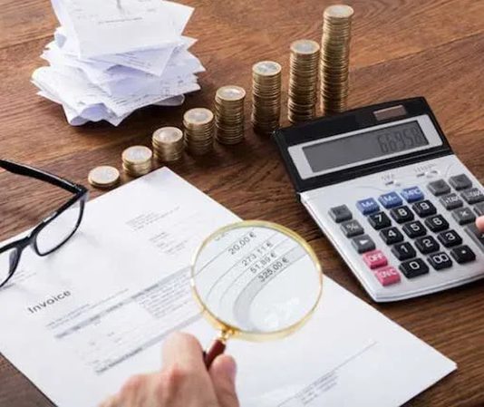 YMM Nedir? İşletmelerin mali süreçlerinin doğru şekilde yürütülmesi, finansal kayıtların mevzuata uygun olması ve vergi yükümlülüklerinin yerine getirilmesi, iş dünyasının önemli konuları arasında bulunuyor. Bu süreçlerde görev alan meslek gruplarından biri de Yeminli Mali Müşavir (YMM) olarak öne çıkıyor. Mali tabloların incelenmesi, finansal bilgilerin değerlendirilmesi ve mevzuat kapsamında belirli belgelerin tasdik edilmesi gibi görevler üstlenen YMM'ler, işletmelerin mali süreçlerinde önemli bir rol oynuyor. Konulu bir haber görseli.