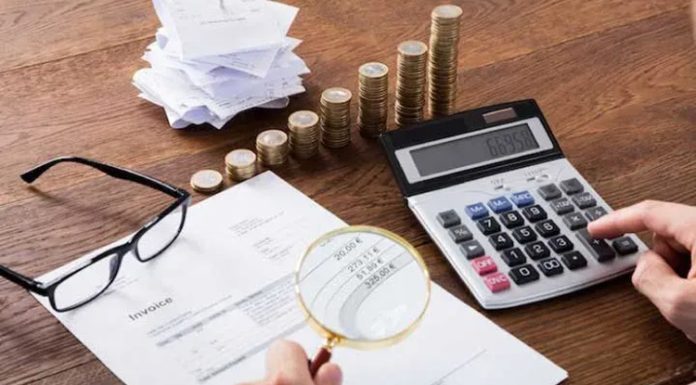 YMM Nedir? İşletmelerin mali süreçlerinin doğru şekilde yürütülmesi, finansal kayıtların mevzuata uygun olması ve vergi yükümlülüklerinin yerine getirilmesi, iş dünyasının önemli konuları arasında bulunuyor. Bu süreçlerde görev alan meslek gruplarından biri de Yeminli Mali Müşavir (YMM) olarak öne çıkıyor. Mali tabloların incelenmesi, finansal bilgilerin değerlendirilmesi ve mevzuat kapsamında belirli belgelerin tasdik edilmesi gibi görevler üstlenen YMM'ler, işletmelerin mali süreçlerinde önemli bir rol oynuyor. Konulu bir haber görseli.