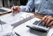 İşletmelerin mali yükümlülüklerini yerine getirmesi, finansal bilgilerini doğru şekilde sunması ve ilgili mevzuata uygun hareket etmesi, kurumsal mali yönetimin temel unsurları arasında yer alıyor. Bu süreçte hazırlanan Yeminli Mali Müşavir (YMM) raporları, belirli mali işlemlerin değerlendirilmesi, tasdik kapsamındaki yükümlülüklerin yerine getirilmesi ve işletmelerin finansal bilgilerinin ilgili düzenlemeler çerçevesinde incelenmesi açısından önem taşıyor. Raporların doğru hazırlanması kadar, dayanak belgelerin eksiksiz olması ve inceleme sürecinin mevzuata uygun yürütülmesi de dikkat gerektiriyor. Konulu bir haber görseli.