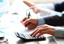 Şirketlerin vergi yükümlülüklerini yerine getirmesi, mali işlemlerini belgelendirmesi ve finansal kayıtlarını ilgili mevzuata uygun şekilde hazırlaması, işletme yönetiminin önemli sorumlulukları arasında yer alıyor. Bu süreçlerde kullanılan belgelerden biri de Yeminli Mali Müşavir (YMM) raporu olarak öne çıkıyor. YMM raporları, belirli mali işlemlerin ve beyanların mevzuat kapsamında incelenmesi sonucunda hazırlanabiliyor ve ilgili düzenlemelerin öngördüğü durumlarda kurumlara veya işletmelere sunulabiliyor. Konulu bir haber görseli.