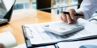 Şirketlerin vergi yükümlülüklerini yerine getirmesi, mali kayıtlarını mevzuata uygun şekilde düzenlemesi ve belirli işlemlerini belgelendirmesi, finansal yönetim süreçlerinin önemli bir bölümünü oluşturuyor. Bu süreçte yeminli mali müşavirler tarafından hazırlanan YMM tasdik raporu, işletmelerin mali tablolarının ve vergiyle ilgili işlemlerinin belirli mevzuat hükümleri çerçevesinde incelenmesini sağlayan belgeler arasında yer alıyor. Özellikle tasdik kapsamına giren işlemlerde hazırlanan raporlar, işletmelerin ilgili vergi uygulamalarına ilişkin durumunun değerlendirilmesine yardımcı oluyor. Konulu bir haber görseli.