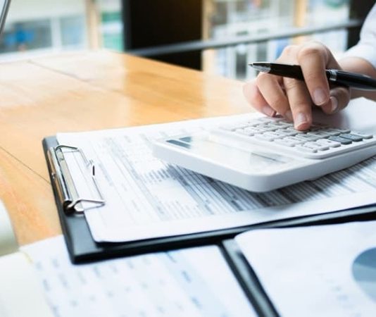 Şirketlerin vergi yükümlülüklerini yerine getirmesi, mali kayıtlarını mevzuata uygun şekilde düzenlemesi ve belirli işlemlerini belgelendirmesi, finansal yönetim süreçlerinin önemli bir bölümünü oluşturuyor. Bu süreçte yeminli mali müşavirler tarafından hazırlanan YMM tasdik raporu, işletmelerin mali tablolarının ve vergiyle ilgili işlemlerinin belirli mevzuat hükümleri çerçevesinde incelenmesini sağlayan belgeler arasında yer alıyor. Özellikle tasdik kapsamına giren işlemlerde hazırlanan raporlar, işletmelerin ilgili vergi uygulamalarına ilişkin durumunun değerlendirilmesine yardımcı oluyor. Konulu bir haber görseli.