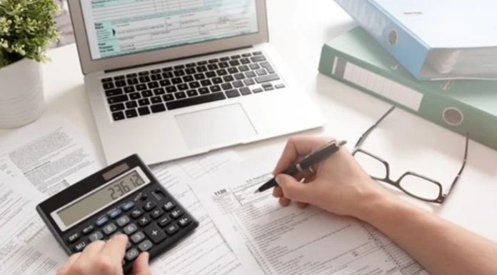Şirketlerin mali süreçlerini doğru yönetmesi, vergi yükümlülüklerini zamanında yerine getirmesi ve finansal kararlarını yürürlükteki mevzuata uygun biçimde alması, sürdürülebilir işletme yönetiminin temel unsurları arasında yer alıyor. Vergi düzenlemelerinin kapsamı, muhasebe işlemlerinin karmaşıklığı ve şirketlerin farklı dönemlerde karşılaştığı mali yükümlülükler, profesyonel danışmanlık hizmetlerine duyulan ihtiyacı artırıyor. Bu noktada yeminli mali müşavir (YMM) ile çalışmak, işletmelerin mali işlemlerini değerlendirmesine ve belirli süreçlerini daha sistemli biçimde yürütmesine katkı sağlayabiliyor. Konulu bir haber görseli.