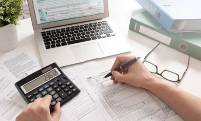 YMM ile Çalışmanın Avantajları Şirketlerin mali süreçlerini doğru yönetmesi, vergi yükümlülüklerini zamanında yerine getirmesi ve finansal kararlarını yürürlükteki mevzuata uygun biçimde alması, sürdürülebilir işletme yönetiminin temel unsurları arasında yer alıyor. Vergi düzenlemelerinin kapsamı, muhasebe işlemlerinin karmaşıklığı ve şirketlerin farklı dönemlerde karşılaştığı mali yükümlülükler, profesyonel danışmanlık hizmetlerine duyulan ihtiyacı artırıyor. Bu noktada yeminli mali müşavir (YMM) ile çalışmak, işletmelerin mali işlemlerini değerlendirmesine ve belirli süreçlerini daha sistemli biçimde yürütmesine katkı sağlayabiliyor. Konulu bir haber görseli.
