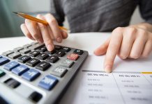 YMM’nin Denetimdeki Görevleri İşletmelerin mali kayıtlarının doğru tutulması, finansal tabloların güvenilir bilgiler sunması ve vergi yükümlülüklerinin mevzuata uygun şekilde yerine getirilmesi, şirket yönetiminin temel sorumlulukları arasında bulunuyor. Bu süreçlerde gerçekleştirilen mali incelemeler, işletmelerin finansal durumunu değerlendirmesine ve olası hataları zamanında fark etmesine yardımcı oluyor. Yeminli mali müşavir (YMM) ise mesleki yetkileri çerçevesinde yürüttüğü tasdik ve inceleme çalışmalarıyla işletmelerin mali süreçlerinde önemli bir rol üstleniyor. Konulu bir haber görseli.